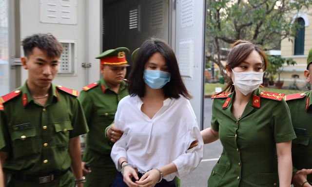 Bị cáo Trần Thị Ngọc Trinh tại tòa.