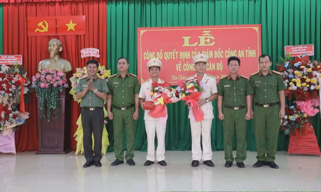 Tặng hoa chúc mừng 2 cán bộ Công an Tây Ninh nhận nhiệm vụ mới. Ảnh: TTV11