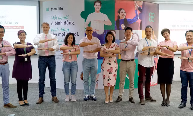 Ban Lãnh đạo Manuife Việt Nam cùng thể hiện thông điệp Mọi người vì bình đăng, bình đẳng cho mọi người