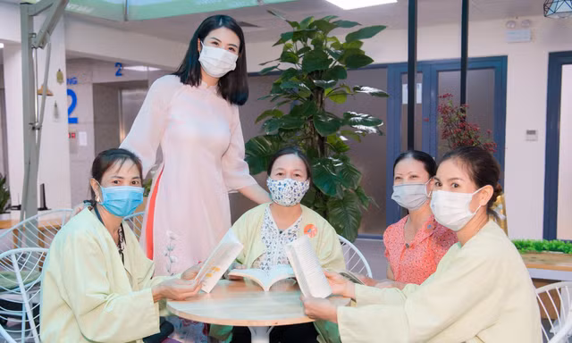 Đeo khẩu trang kín mít, Hoa hậu Ngọc Hân vẫn đẹp rạng rỡ với áo dài khi đi tặng sách