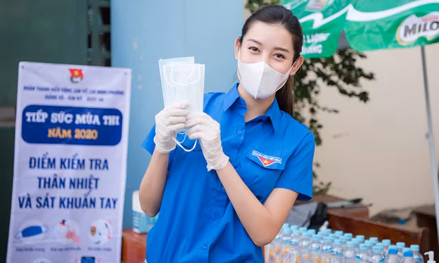 Á hậu Huyền My mặc áo xanh tình nguyện, tặng nước uống và khẩu trang cho các sĩ tử