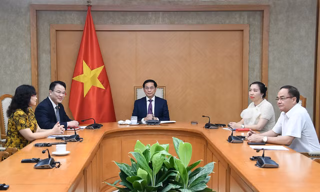 Phó Thủ tướng, Bộ trưởng Ngoại giao Bùi Thanh Sơn trong cuộc điện đàm với Phó Chủ tịch EC ngày 15/4. (Ảnh: Mofa)