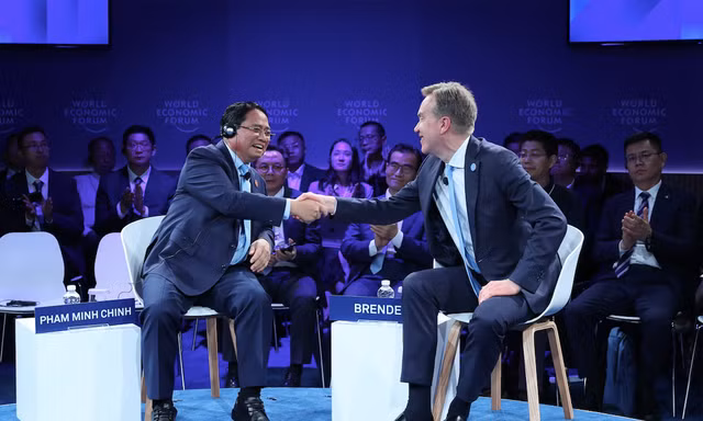 Thủ tướng Phạm Minh Chính trong phiên đối thoại cá nhân với Chủ tịch điều hành WEF Børge Brende. Ảnh: VGP