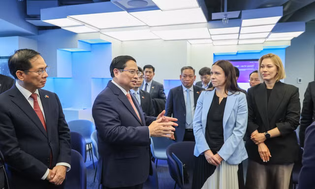 Thủ tướng Phạm Minh Chính trao đổi với đại diện Trung tâm e-Estonia. Ảnh: VGP 