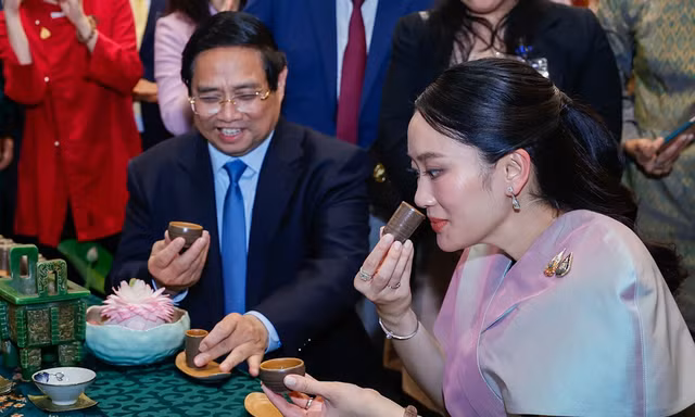 Thủ tướng Phạm Minh Chính cùng Thủ tướng Thái Lan tham quan triển lãm hàng thủ công mỹ nghệ 