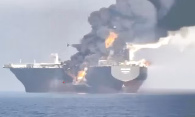 Tàu Adalynn bốc cháy sau vụ va chạm. (Ảnh: Gulf Daily News)