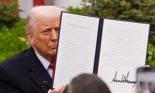 Tổng thống Donald Trump giơ sắc lệnh mà ông đã ký khi thông báo chính sách thuế mới tại Vườn Hồng của Nhà Trắng ngày 2/4. (Ảnh: AP)
