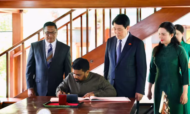 Chủ tịch nước Lương Cường cùng Tổng thống Sri Lanka thăm Khu di tích Chủ tịch Hồ Chí Minh