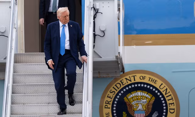 Tổng thống Donald Trump đến sân bay quốc tế Palm Beach bằng chuyên cơ Không lực Một ngày 28/3. (Ảnh: AP)