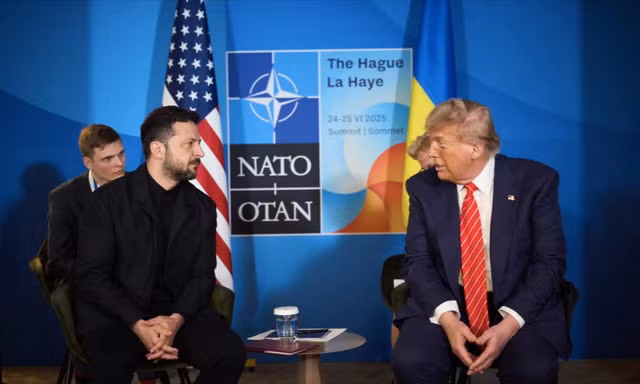 Tổng thống Mỹ Donald Trump và Tổng thống Ukraine Volodymir Zelensky trong cuộc gặp bên lề thượng đỉnh NATO tại Hà Lan ngày 25/6. (Ảnh: Reuters)
