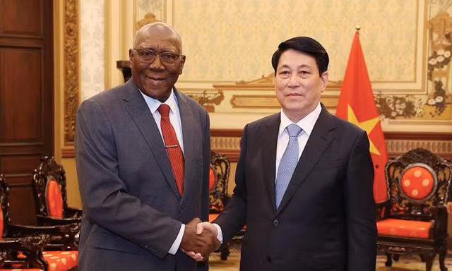 Chủ tịch nước Lương Cường tiếp Phó Chủ tịch nước Cuba Salvador Valdes Mesa. Ảnh: TTXVN 