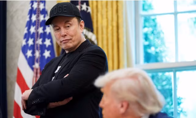 Tỷ phú Elon Musk đứng cạnh Tổng thống Mỹ Donald Trump trong cuộc gặp báo chí tại Phòng Bầu dục ngày 30/5. (Ảnh: Reuters)