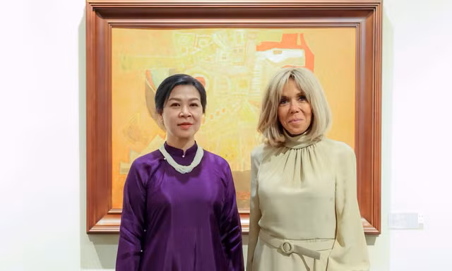 Phu nhân Ngô Phương Ly cùng Phu nhân Tổng thống Pháp xem các tác phẩm mỹ thuật tiêu biểu của Việt Nam 
