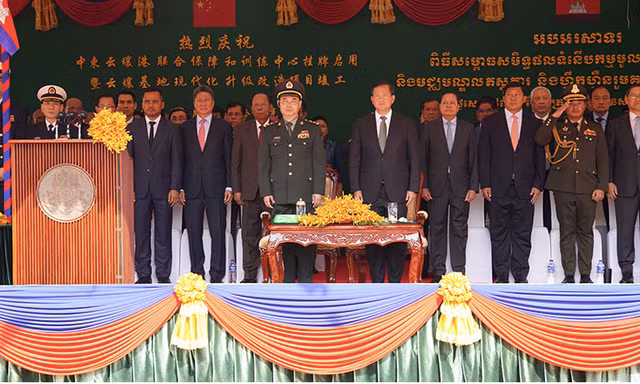 Thủ tướng Campuchia Hun Manet và Phó Chủ tịch Quân uỷ Trung Quốc Cao Qingfeng tại lễ khánh thành công trình nâng cấp quân cảng Ream. (Ảnh: Khmer Times)