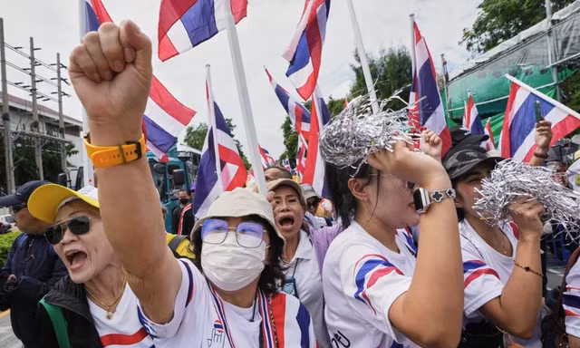 Người biểu tình tập trung trước trụ sở chính phủ Thái Lan ngày 19/6 để đòi Thủ tướng Paetongtarn Shinawatra từ chức. (Ảnh: AP)