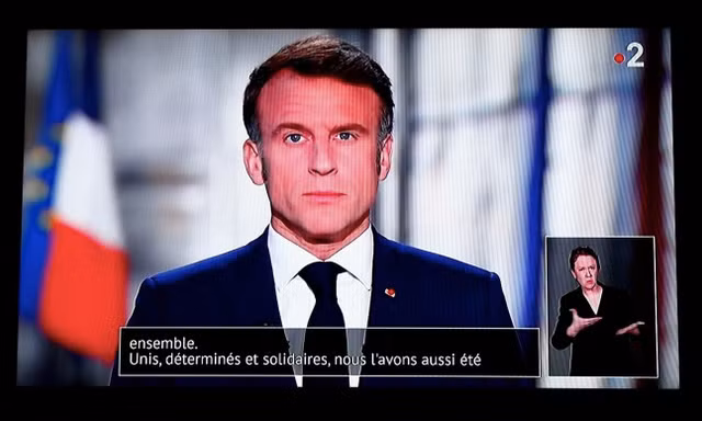 Hình ảnh Tổng thống Pháp Emmanuel Macron trong phát biểu trên truyền hình nhân dịp năm mới. (Ảnh: FT)
