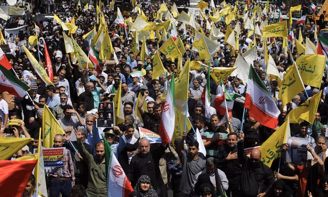Người Iran biểu tình ở thủ đô Tehran để kêu gọi tấn công trả đũa Israel. (Ảnh: Anadolu)