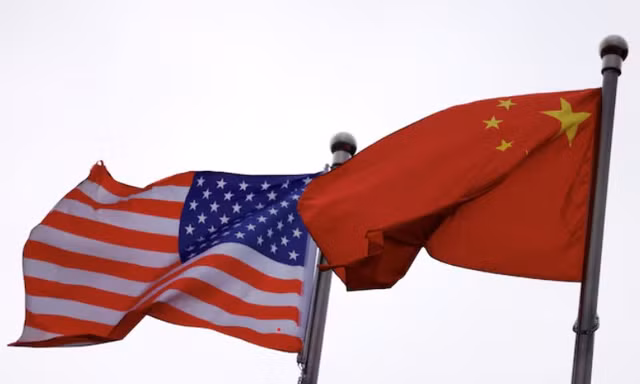 Quốc kỳ Mỹ và Trung Quốc. (Ảnh: Reuters)