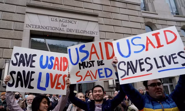 Đám đông biểu tình phản đối giải thể USAID ở Washington ngày 3/2. (Ảnh: 6/3)