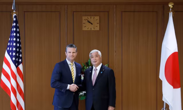 Bộ trưởng Quốc phòng Mỹ Pete Hegseth và người đồng cấp Nhật Bản Gen Nakatani trong cuộc gặp tại Tokyo ngày 30/3. (Ảnh: Reuters)