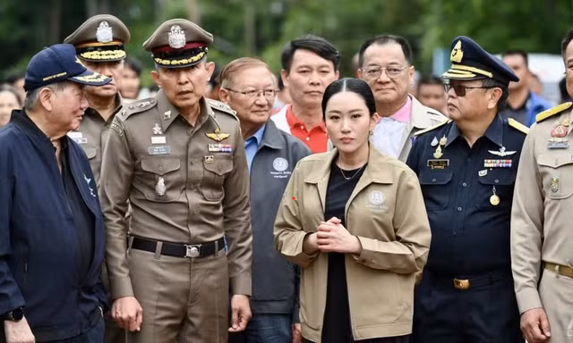 Thủ tướng Thái Lan Paetongtarn Shinawatra cùng Bộ trưởng Quốc phòng Phumtham Wechayachai và Bộ trưởng Nội vụ Anutin Charnvirakul thị sát vùng biên giới ngày 11/6. (Ảnh: CNA)