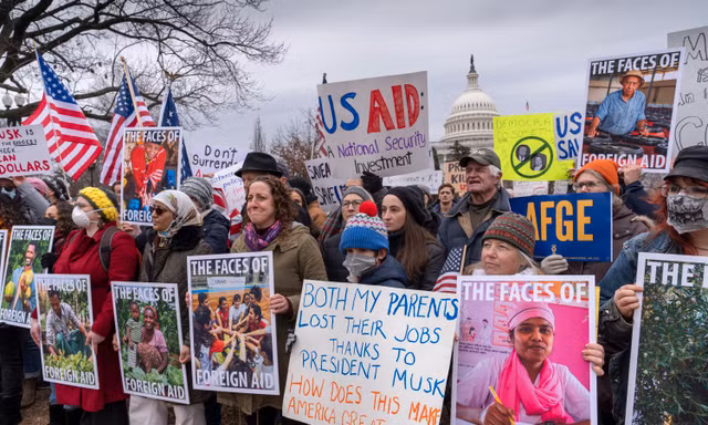 Đám đông biểu tình phản đối cắt giảm viện trợ nhân đạo và đóng cửa USAID trước tòa nhà quốc hội Mỹ ngày 5/2. (Ảnh: AP)