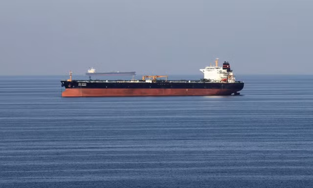 Một tàu chở dầu đi qua eo biển Hormuz. (Ảnh: Reuters)