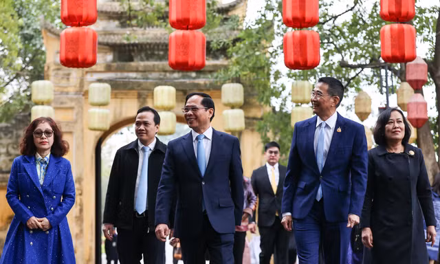 Bộ trưởng Ngoại giao Việt Nam và Thái Lan cùng thưởng thức cà phê Việt, thăm Hoàng Thành