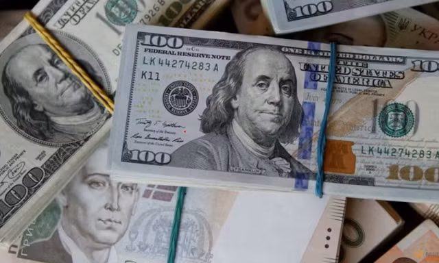 Hình ảnh đồng đô la Mỹ, euro và hryvnia. (Ảnh: Reuters)