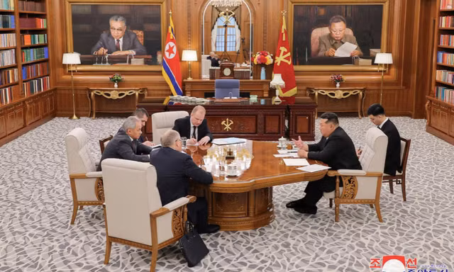 Chủ tịch Triều Tiên Kim Jong Un tiếp Thư ký Hội đồng an ninh Nga Sergei Shoigu ngày 4/6. (Ảnh: KCNA) 