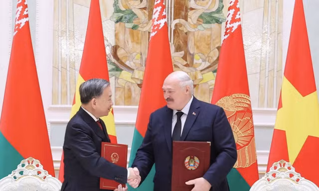 Tổng Bí thư Tô Lâm và Tổng thống Aleksandr Lukashenko ký tuyên bố nâng cấp quan hệ Việt Nam - Belarus 