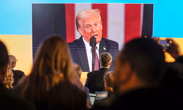 Các đại biểu theo dõi lễ nhậm chức của ông Trump tại phòng họp của Diễn đàn Kinh tế thế giới (WEF) Davos ngày 20/1. (Ảnh: AP)
