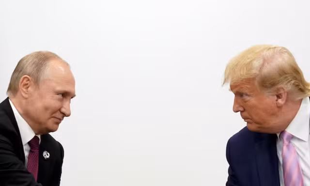Tổng thống Nga Vladimir Putin và Tổng thống Mỹ Donald Trump trong cuộc gặp ở Osaka năm 2019. (Ảnh: Reuters)