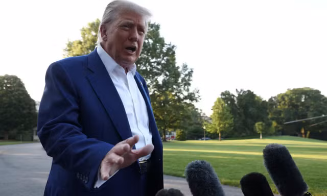 Tổng thống Mỹ Donald Trump phát biểu với các phóng viên trước khi lên đường đến Hà Lan dự thượng đỉnh NATO. (Ảnh: Reuters)