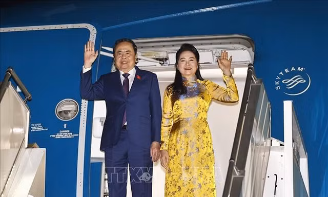 Chủ tịch Quốc hội Trần Thanh Mẫn và Phu nhân đến sân bay Zvartnots của Armenia. (Ảnh: TTXVN)