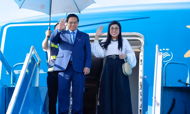 Thủ tướng Phạm Minh Chính và Phu nhân đã về đến Hà Nội, kết thúc tốt đẹp chuyến thăm chính thức Malaysia và dự các hội nghị cấp cao ASEAN. Ảnh: VGP
