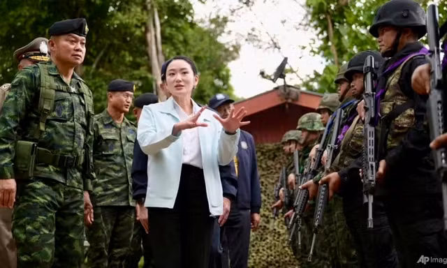 Thủ tướng Thái Lan Paetongtarn Shinawatra trong chuyến thăm lực lượng biên giới ngày 20/6. (Ảnh: AP)