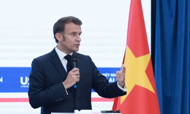 Tổng thống Pháp Emmanuel Macron giao lưu với các sinh viên Hà Nội