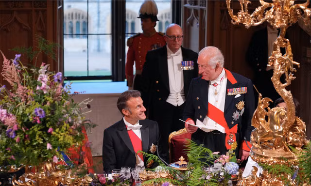 Vua Charles chiêu đãi Tổng thống Pháp Emmanuel Macron. (Ảnh: AP)