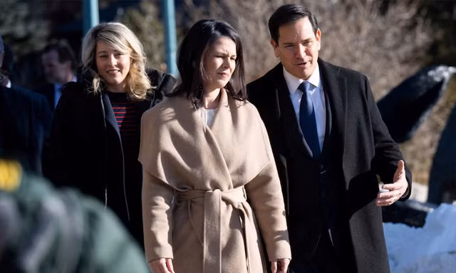 Ngoại trưởng Mỹ Marco Rubio trò chuyện với người đồng cấp Đức Annalena Baerbock khi tham dự sự kiện của G7 ở Canada ngày 13/3. (Ảnh: Reuters)