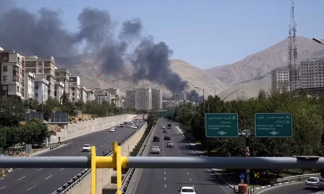 Iran ám ảnh với những người ‘đội mũ, đeo kính râm' 