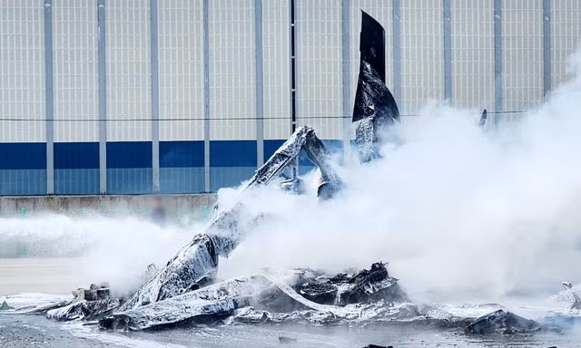 Cả trực thăng và máy bay không người lái Hàn Quốc đều bị thiêu rụi sau va chạm. (Ảnh: Korea Herald)
