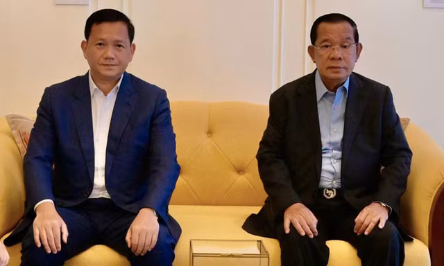 Chủ tịch Thượng viện Campuchia Hun Sen và Thủ tướng Campuchia Hun Manet. (Ảnh: Khmer Times)