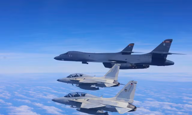 Hai máy bay chiến đấu FA-50 của Không quân Philippines bay cùng 2 máy bay ném bom B-1 của Không quân Mỹ trong cuộc tuần tra và huấn luyện chung trên Biển Đông Ngày 4/2. (Ảnh: Không quân Philippines)