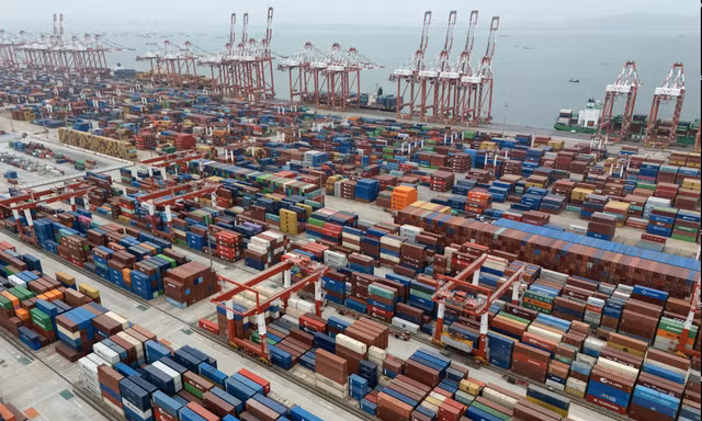 Các container vận chuyển hàng hoá ở cảng Quảng Châu, Trung Quốc, ngày 17/4. (Ảnh: AP)