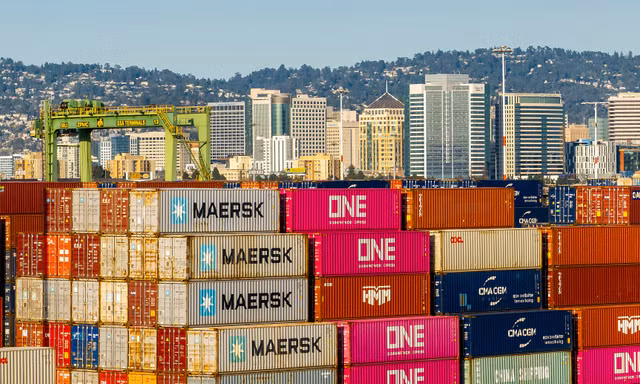 Các container hàng hóa tại tại cảng Oakland ngày 4/4. (Ảnh: AP)