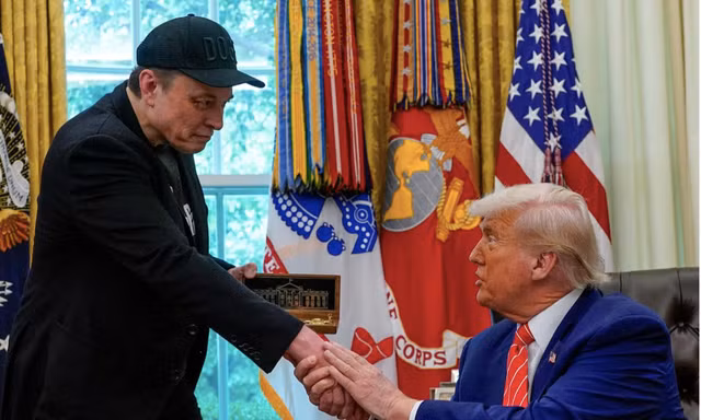 Tổng thống Trump tặng chìa khoá vàng cho tỷ phú Elon Musk tại Nhà Trắng ngày 30/5. (Ảnh: Reuters)