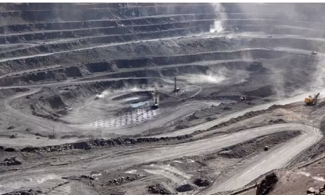 Một mỏ đất hiếm ở vùng Nội Mông, Trung Quốc. (Ảnh: Reuters)