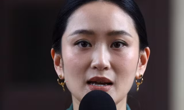 Bà Paetongtarn Shinawatra phát biểu sau khi bị Tòa án Hiến pháp đình chỉ chức vụ. (Ảnh: Reuters)