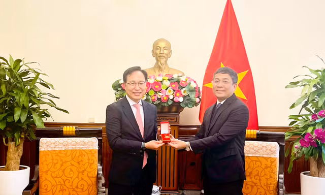 Thứ trưởng Ngoại giao Nguyễn Minh Vũ trao Kỷ niệm chương “Vì sự nghiệp ngoại giao Việt Nam” cho ông Choi Joo Ho, Tổng giám đốc Tổ hợp Samsung Việt Nam.
